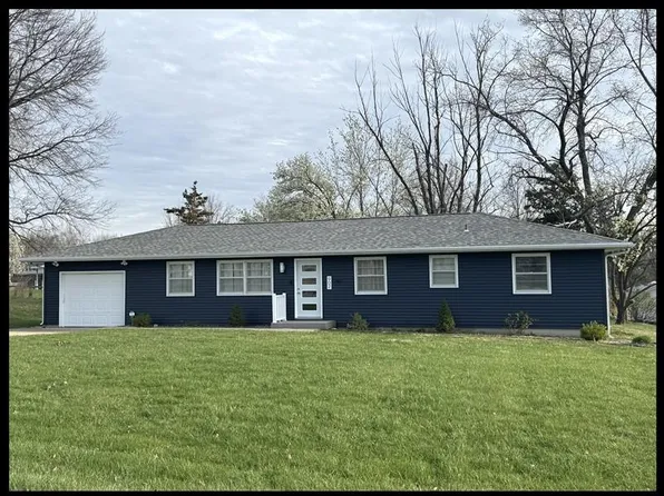 902 Meadow Ln, Macon, MO 63552
