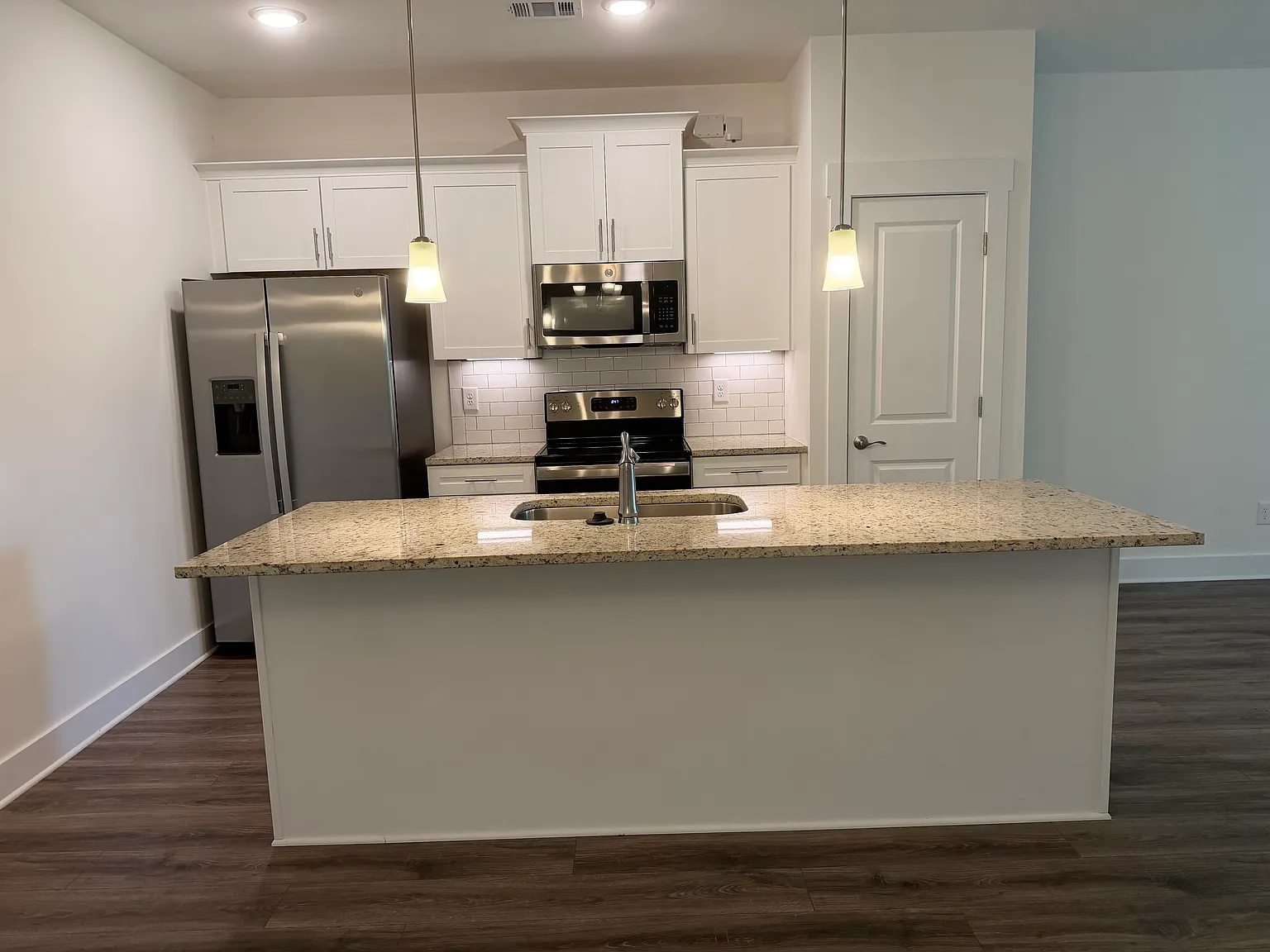 3 bed, 2.5 bath, 1804 sqft, $2,975 — Photo 3
