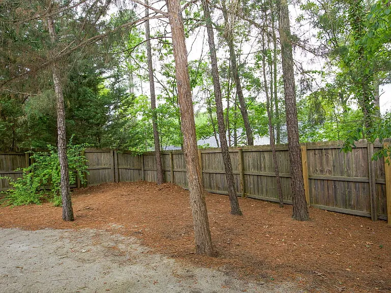 225 Adams Cir — Photo 35