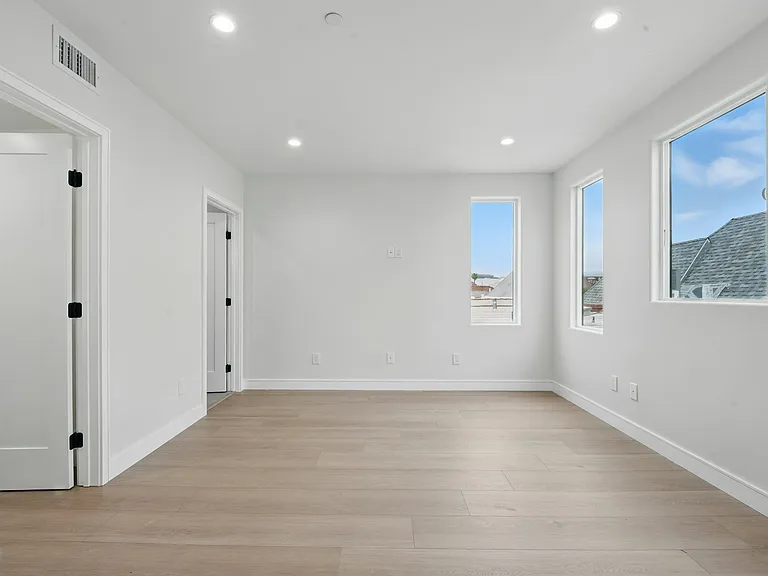 8234 Blackburn Ave #8236-1/2 — Photo 4