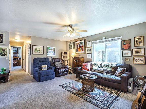 3rd image of 490 Cloudview Dr