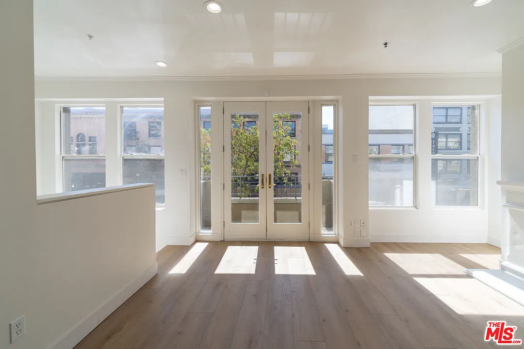 2 bed, 2.0 bath, 1065 sqft, $4,300 — Photo 2