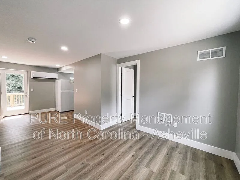 3 bed, 1.0 bath, 785 sqft, $2,400 — Photo 2
