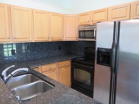 5th image of 554 SW Lakehurst Dr
