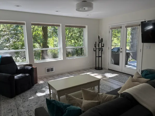 6701 NE Day Rd W, Bainbridge Island, WA 98110