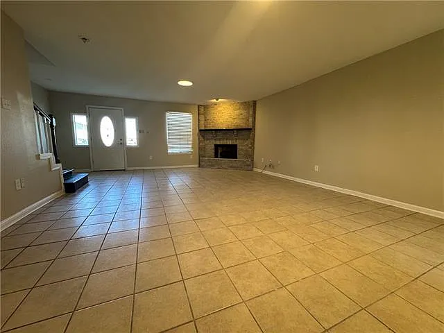 3 bed, 2.5 bath, 1390 sqft, $1,650 — Photo 3