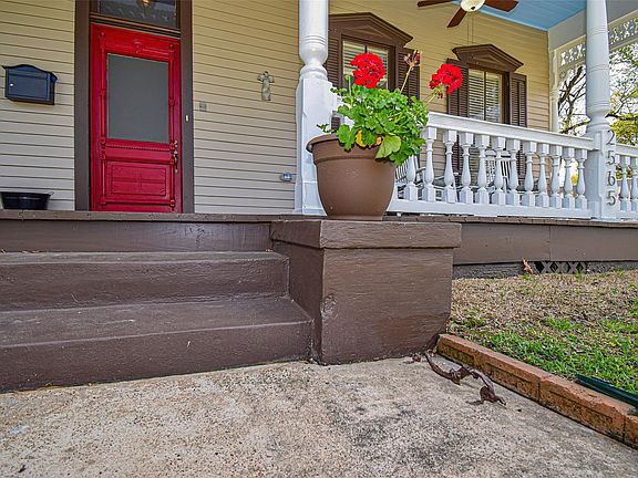 2nd image of 2565 Louisiana St
