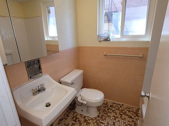 4th image of 2637 Saint Paul St APT 1A