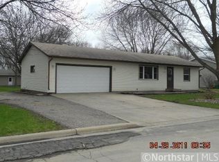925 Steven St SW, Hutchinson, MN 55350