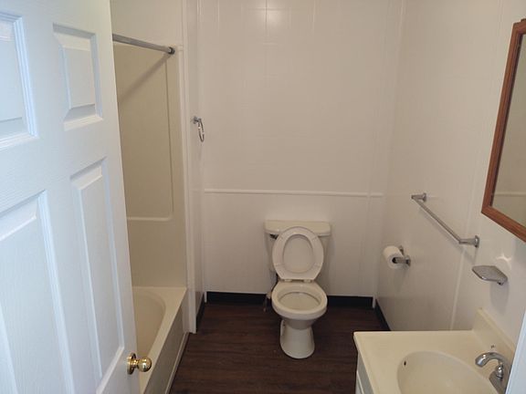 5th image of 418 Bryant Ave