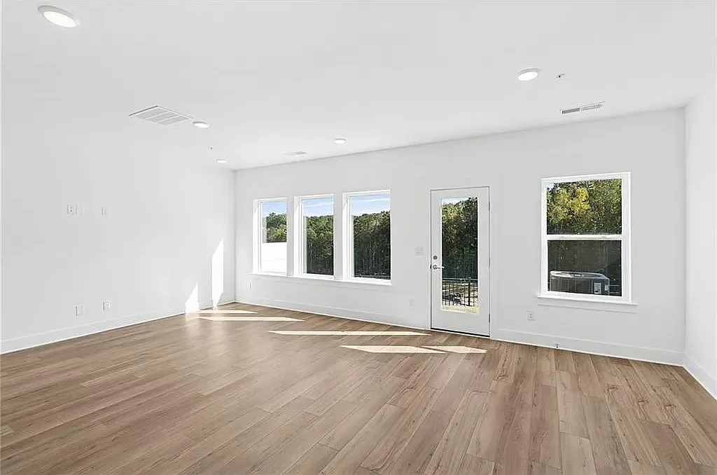 3 bed, 2.5 bath, 1919 sqft, $2,300 — Photo 3