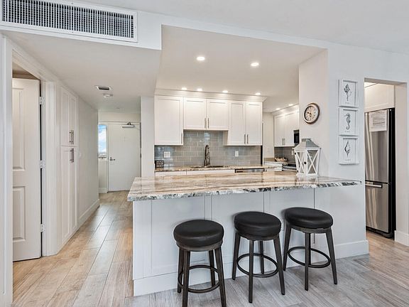2nd image of 440 Seaview Ct APT 1906