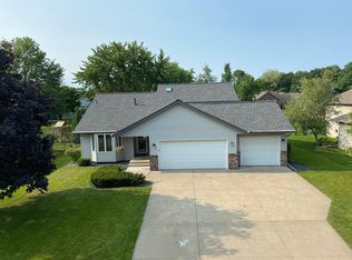 7665 Upper 45th St N, Oakdale, MN 55128