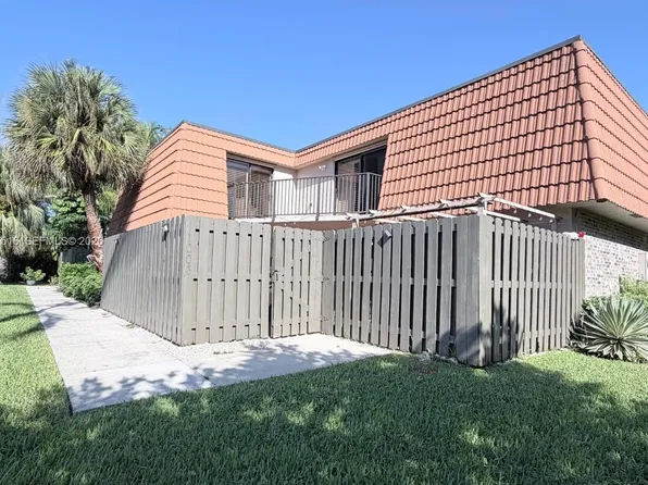 11006 N Harmony Lake Cir, Davie, FL 33324