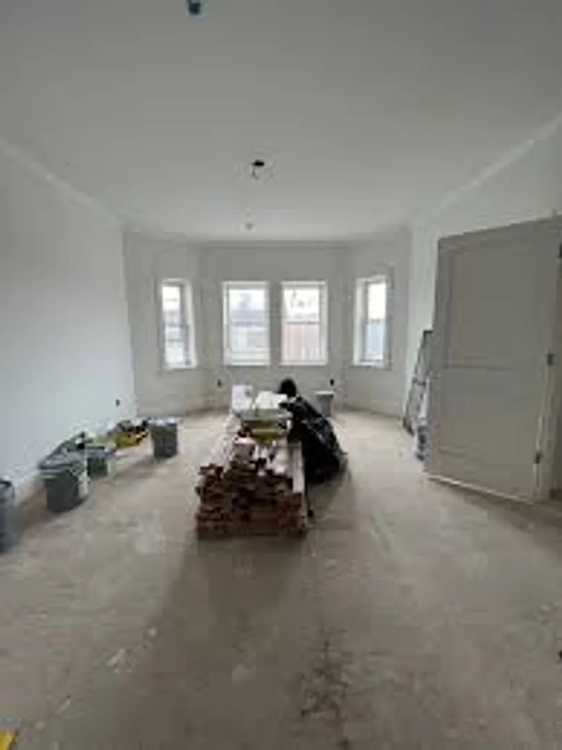 No Brokers Fee, No Security Deposit, In-Unit Washer and Dryer, Heat and Hot Water Included, Centr... — Photo 2
