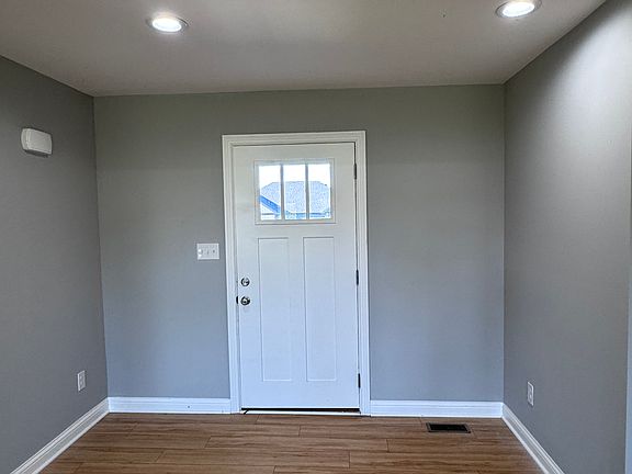 3rd image of 207 Goldenrod St