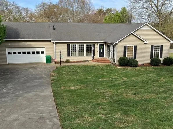 120 King Arthur Dr, King, NC 27021