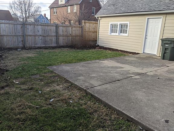 4th image of 1725 Benson Dr