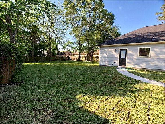 4th image of 305 N Haswell Dr