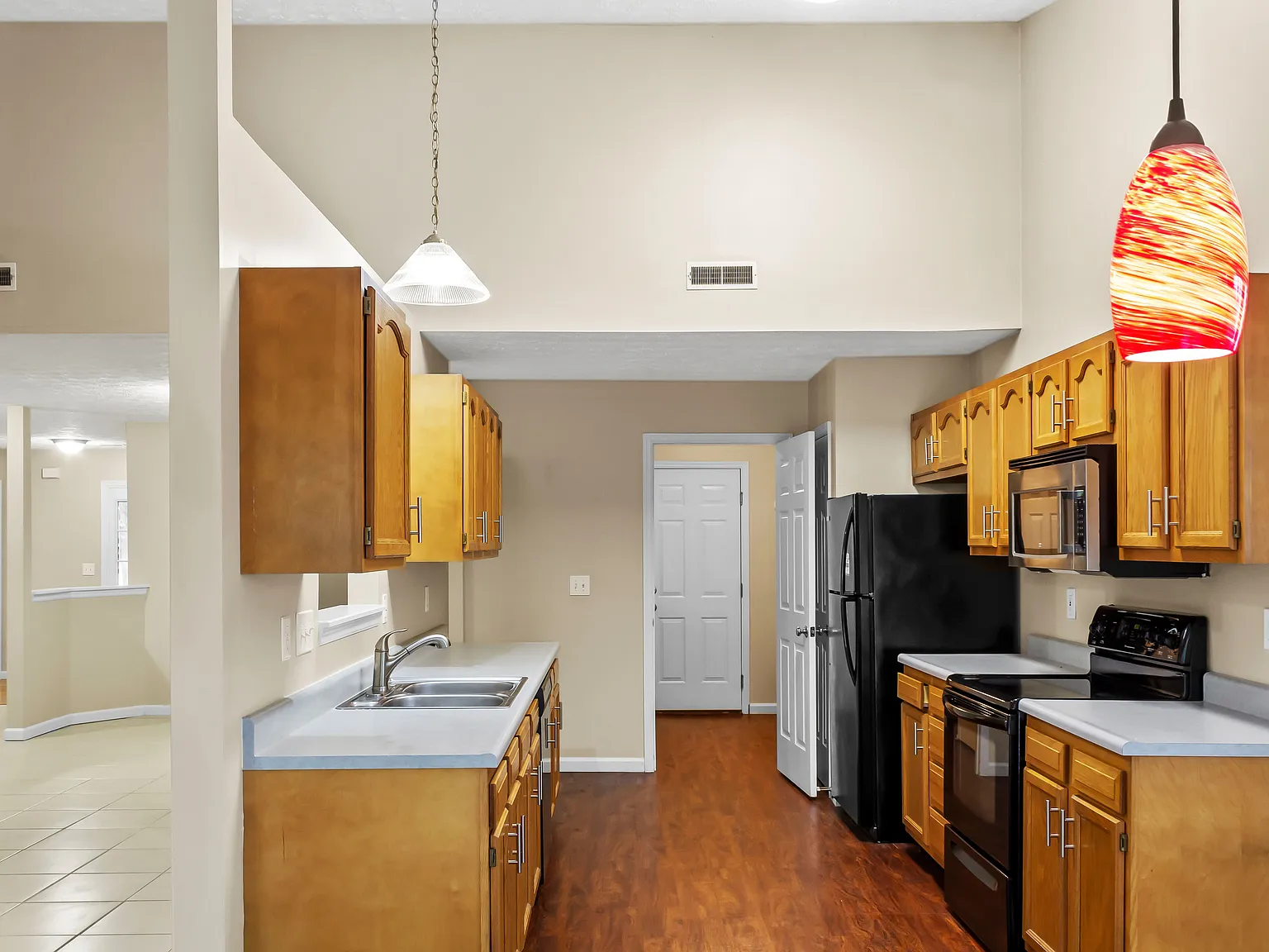 3 bed, 2.0 bath, 1820 sqft, $2,290 — Photo 3
