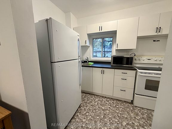 4th image of 37 Bond St S