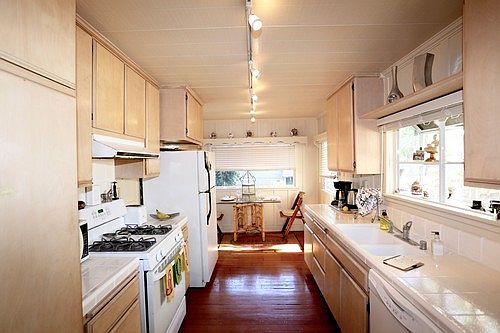2nd image of 489 Graceland Dr #Back