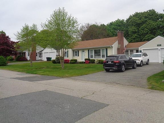 3rd image of 27 Iroquois Dr