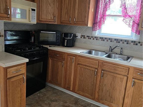 5th image of 490 Tompkins Ave