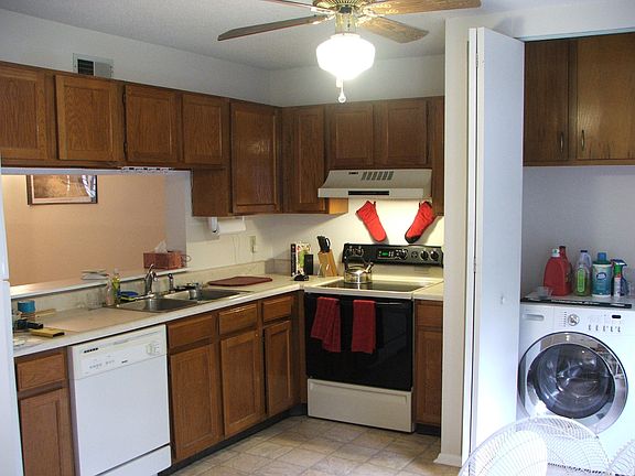 Bright kitchen with range, dishwasher and fridge included