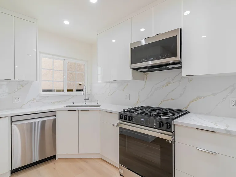 323 N Louise St #F — Photo 9