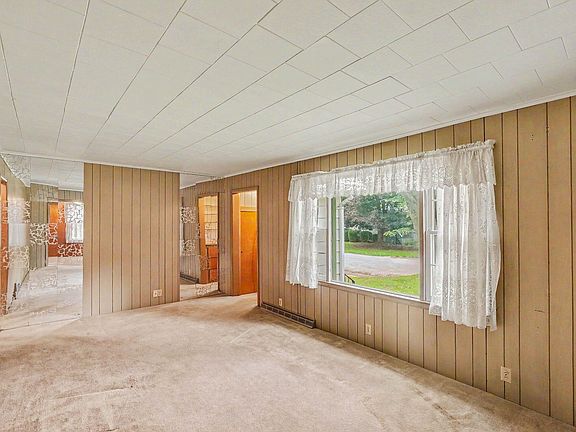 4th image of 595 Royal Dr