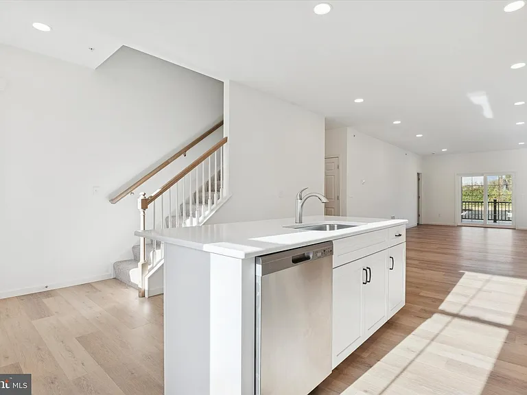 122 Silversmith Rd — Photo 23