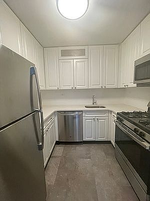 5th image of 160 E 84th St APT 2B