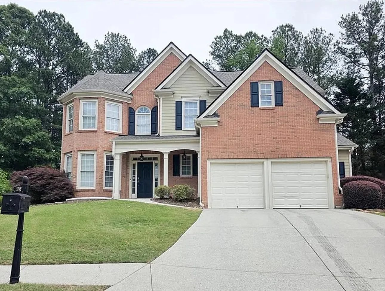 4 bed, 2.5 bath, 2320 sqft, $2,600 — Photo 1