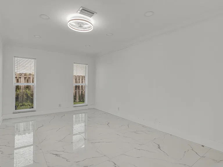 21452 Woodchuck Ln — Photo 4
