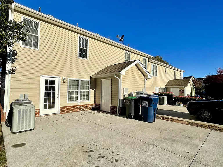 218 Colonnade St — Photo 34