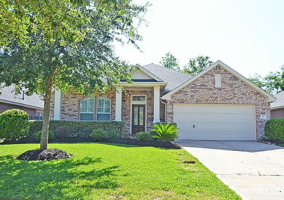 THIS CHARMING ONE STORY HAS BEAUTIFUL CURB APPEAL!