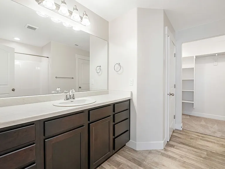 596 N 260 W — Photo 25