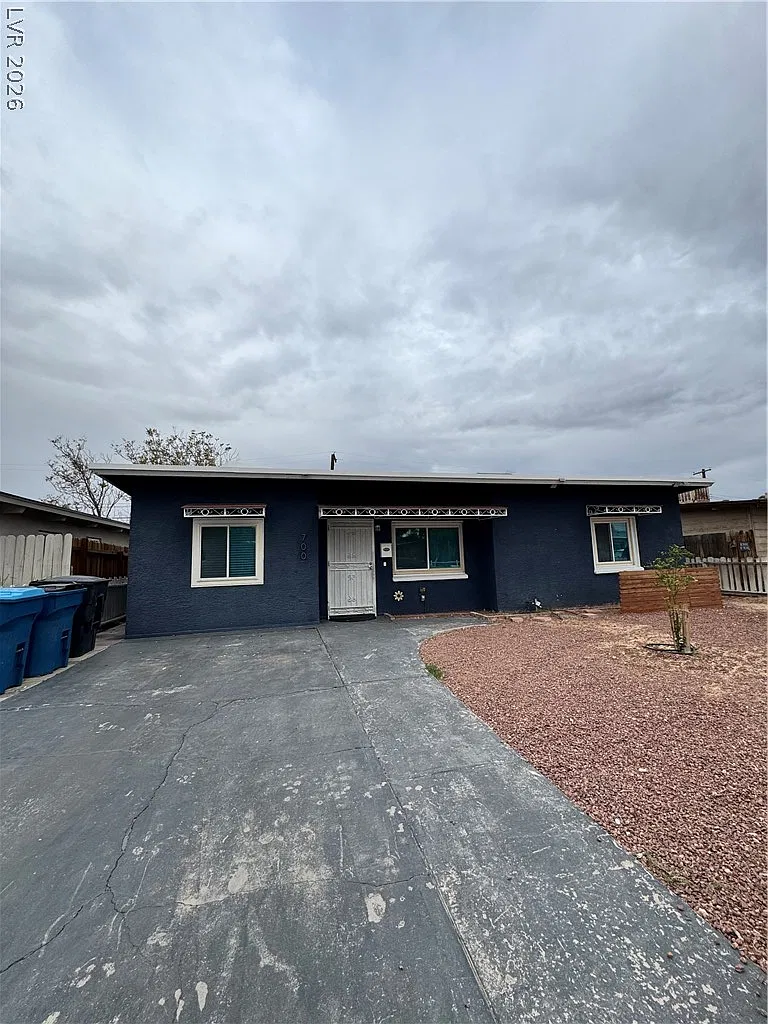 3 bed, 1.0 bath, 718 sqft, $1,900 — Photo 1