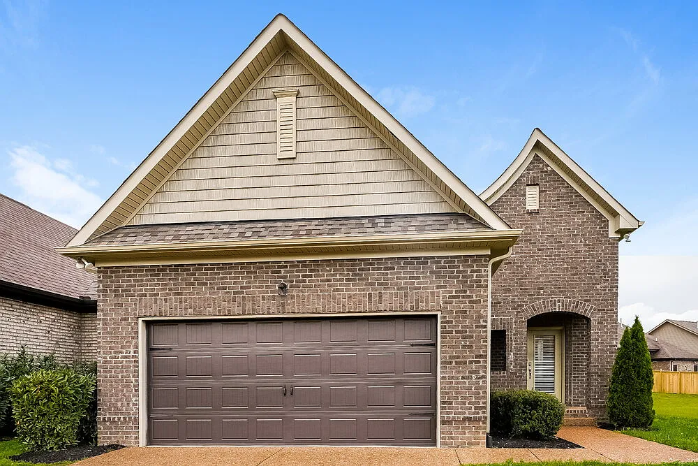 3 bed, 2.0 bath, 1596 sqft, $2,325 — Photo 1