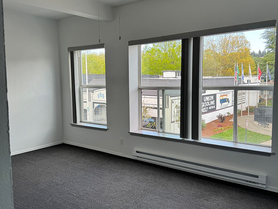 1st image of 922 S 3rd St APT 8