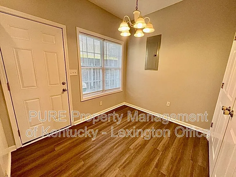 2561 Mackenzie Ln — Photo 8