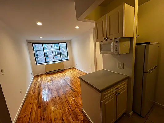 Rented by Salon Realty Corp | media 1