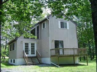 89 Bear Dr, Bushkill, PA 18324