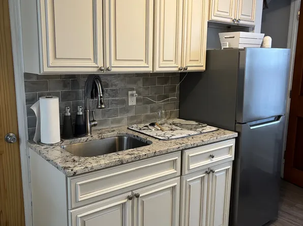 217 Hudson Place image 4 of 13