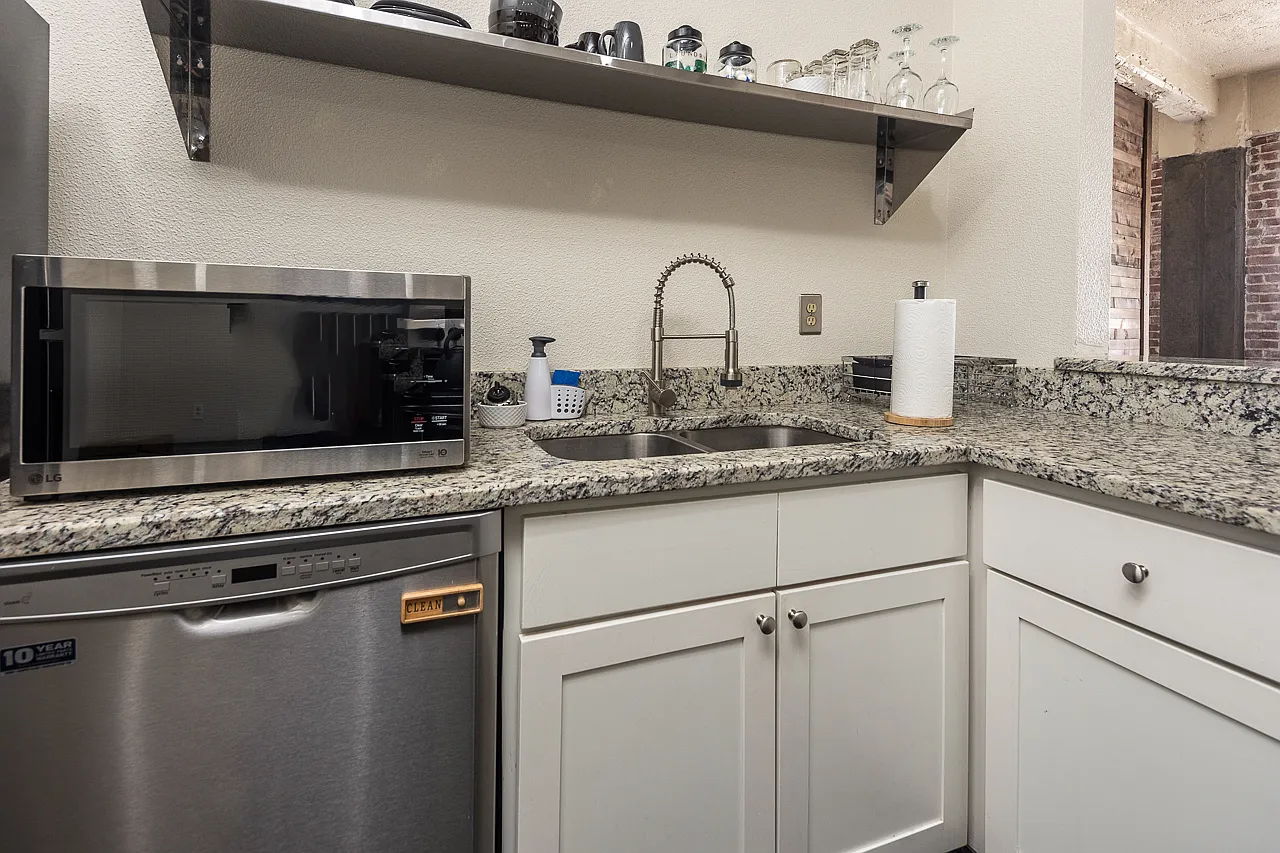 1 bed, 984 sqft, $1,700 — Photo 4