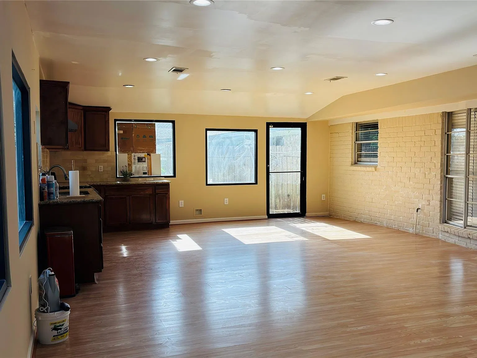 3 bed, 2.0 bath, 2230 sqft, $1,900 — Photo 4