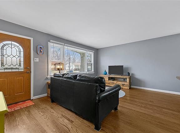 3rd image of 7812 Clymer Dr