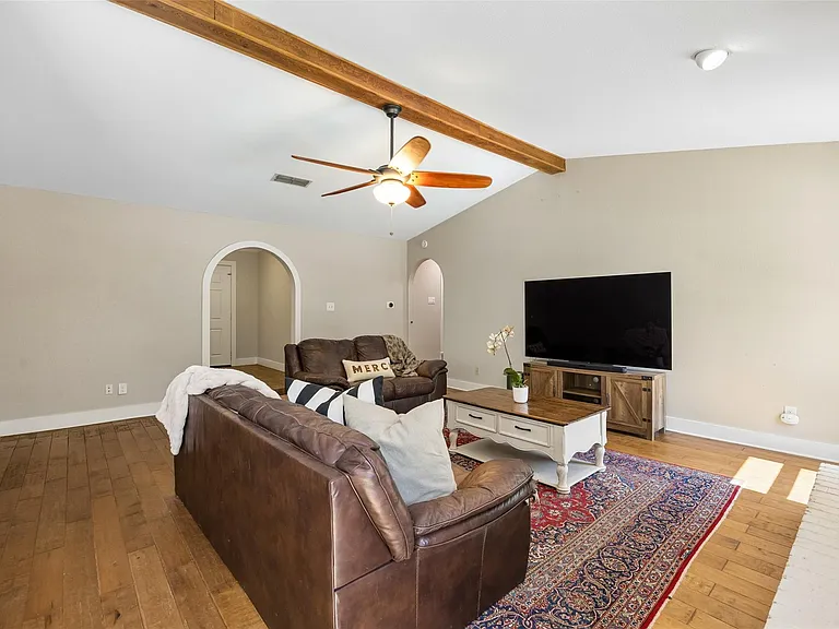 1203 Oakwood Trl — Photo 4
