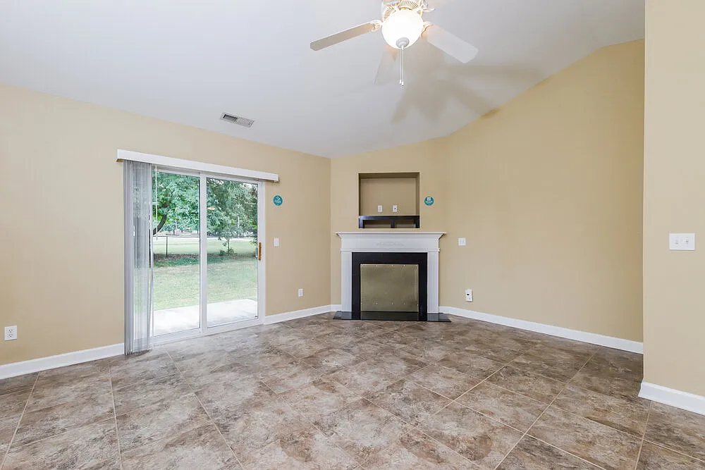 3 bed, 2.0 bath, 1201 sqft, $1,715 — Photo 4